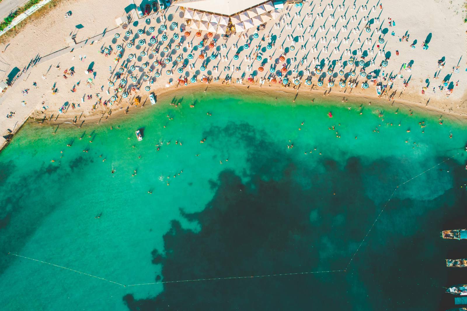 Luftaufnahme eines belebten Strandes mit Sonnenschirmen an der Schwarzmeerküste
