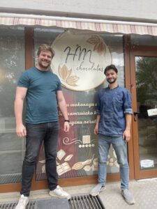 Dennis Kwiatkowski und Hristo Mirchev vor HM Chocolates in Sofia im Austausch über Unternehmensgründung in Bulgarien